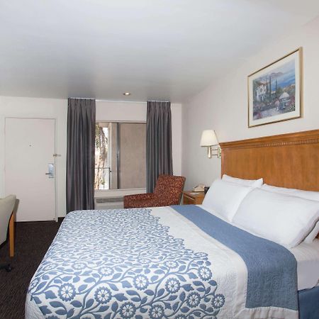 Days Inn By Wyndham Anaheim Near The Park Exterior photo