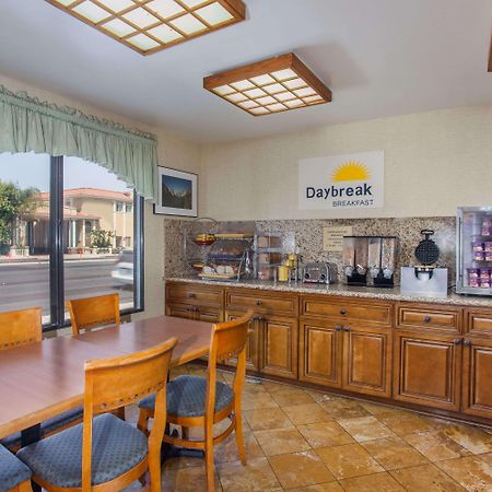 Days Inn By Wyndham Anaheim Near The Park Exterior photo