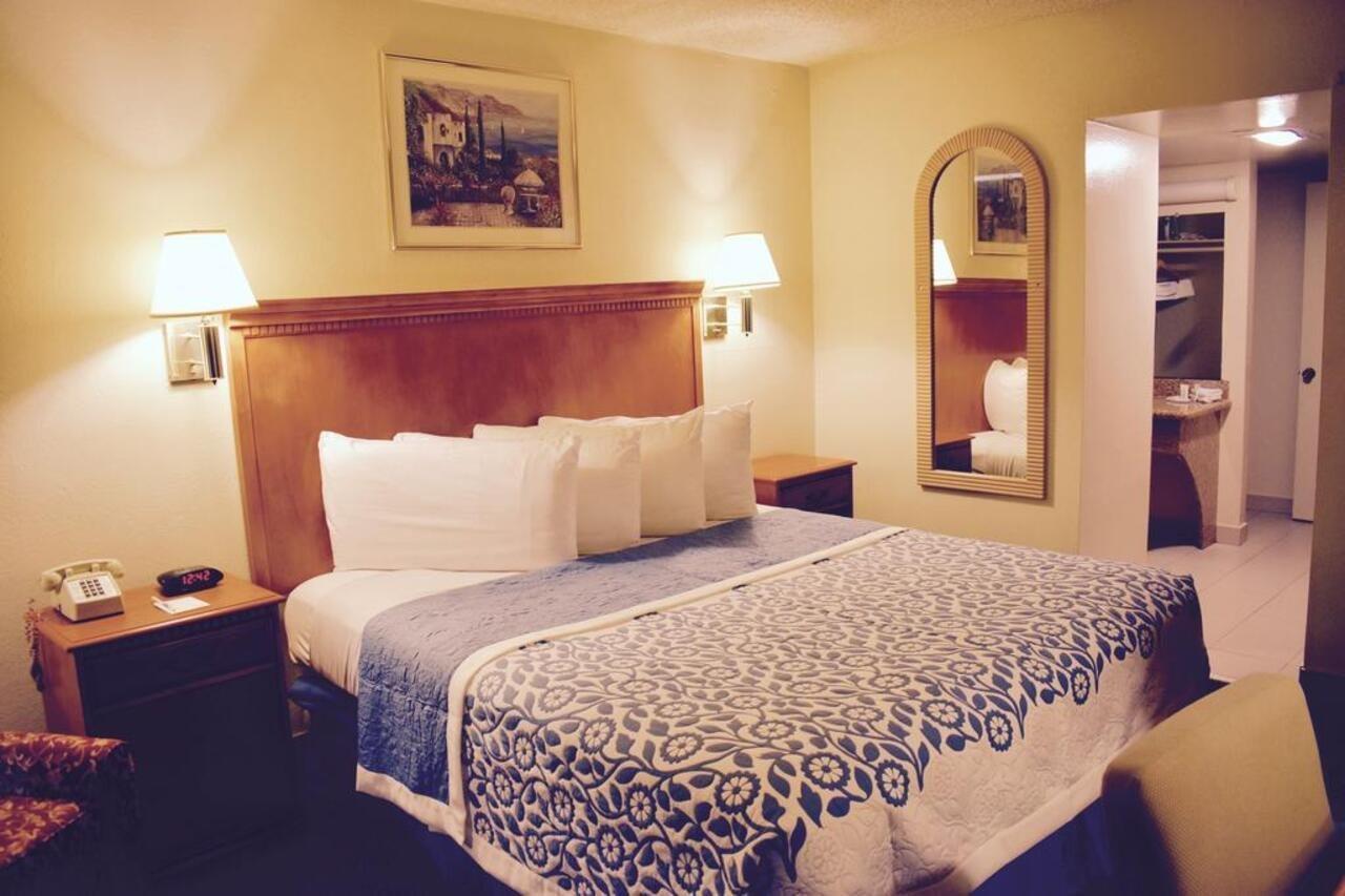Days Inn By Wyndham Anaheim Near The Park Exterior photo