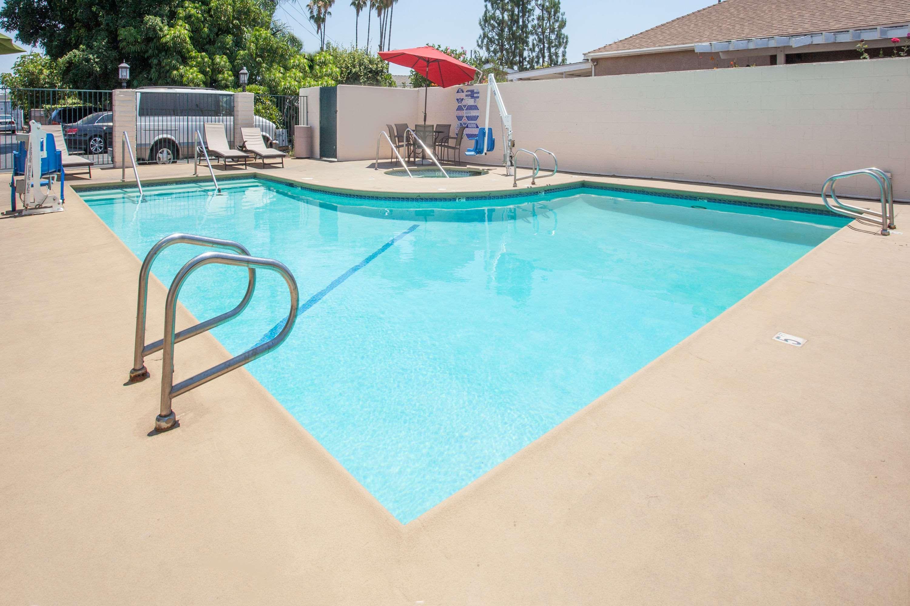 Days Inn By Wyndham Anaheim Near The Park Exterior photo