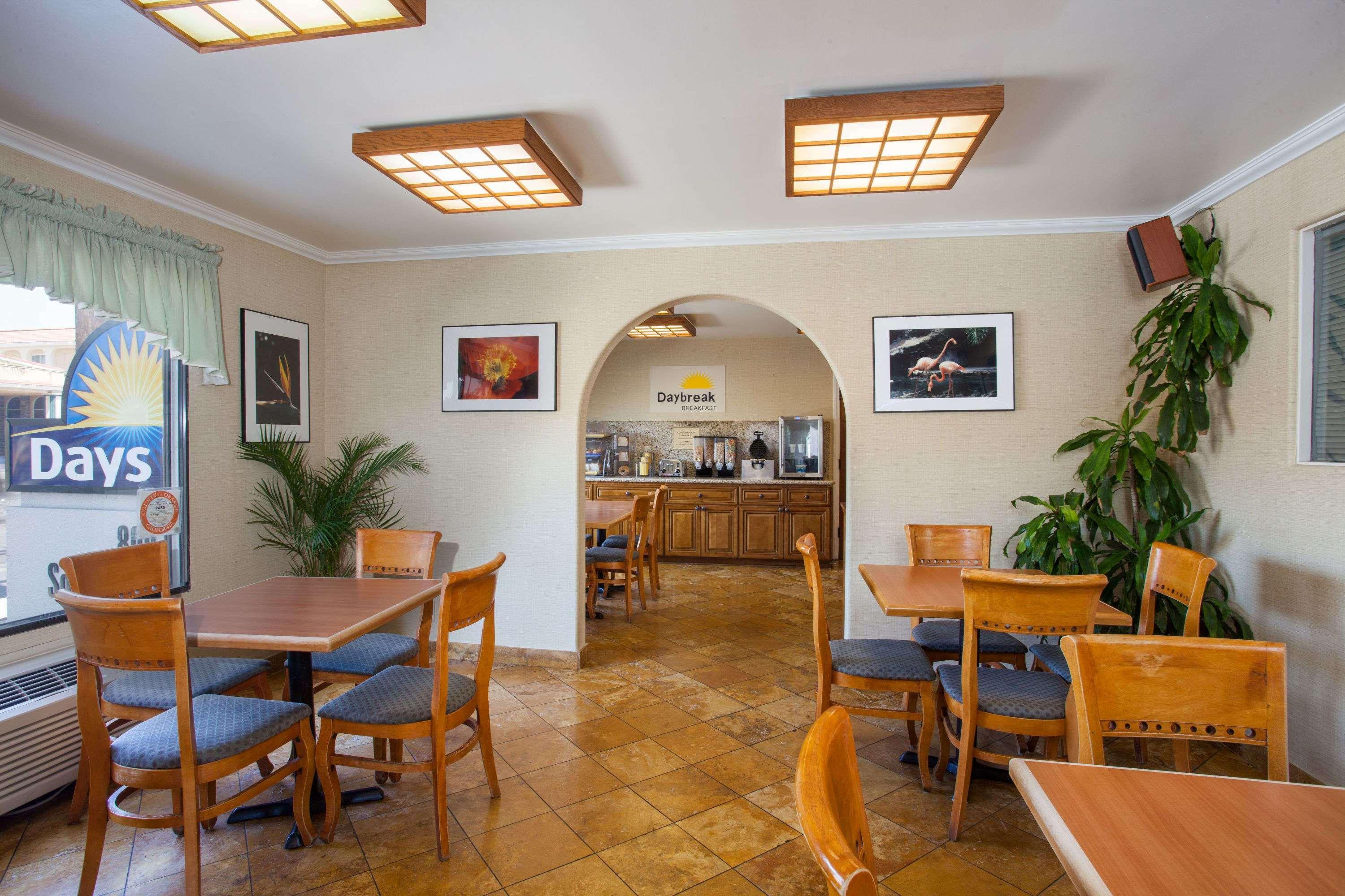 Days Inn By Wyndham Anaheim Near The Park Exterior photo