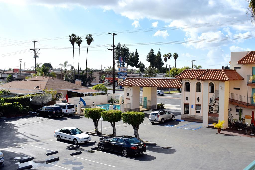 Days Inn By Wyndham Anaheim Near The Park Exterior photo