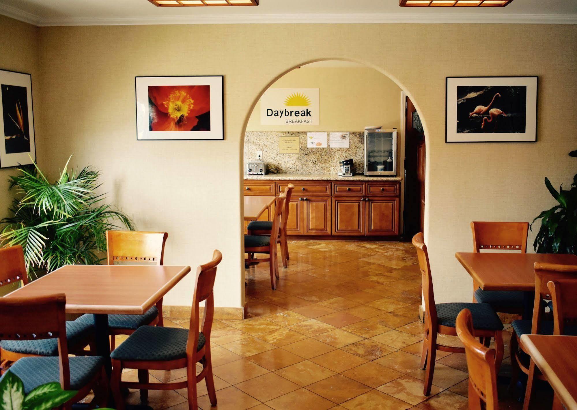 Days Inn By Wyndham Anaheim Near The Park Exterior photo