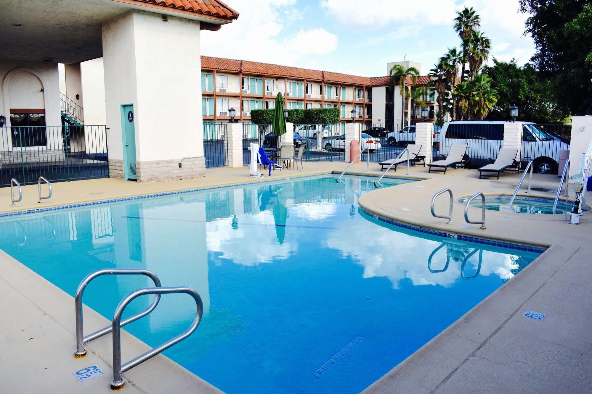 Days Inn By Wyndham Anaheim Near The Park Exterior photo