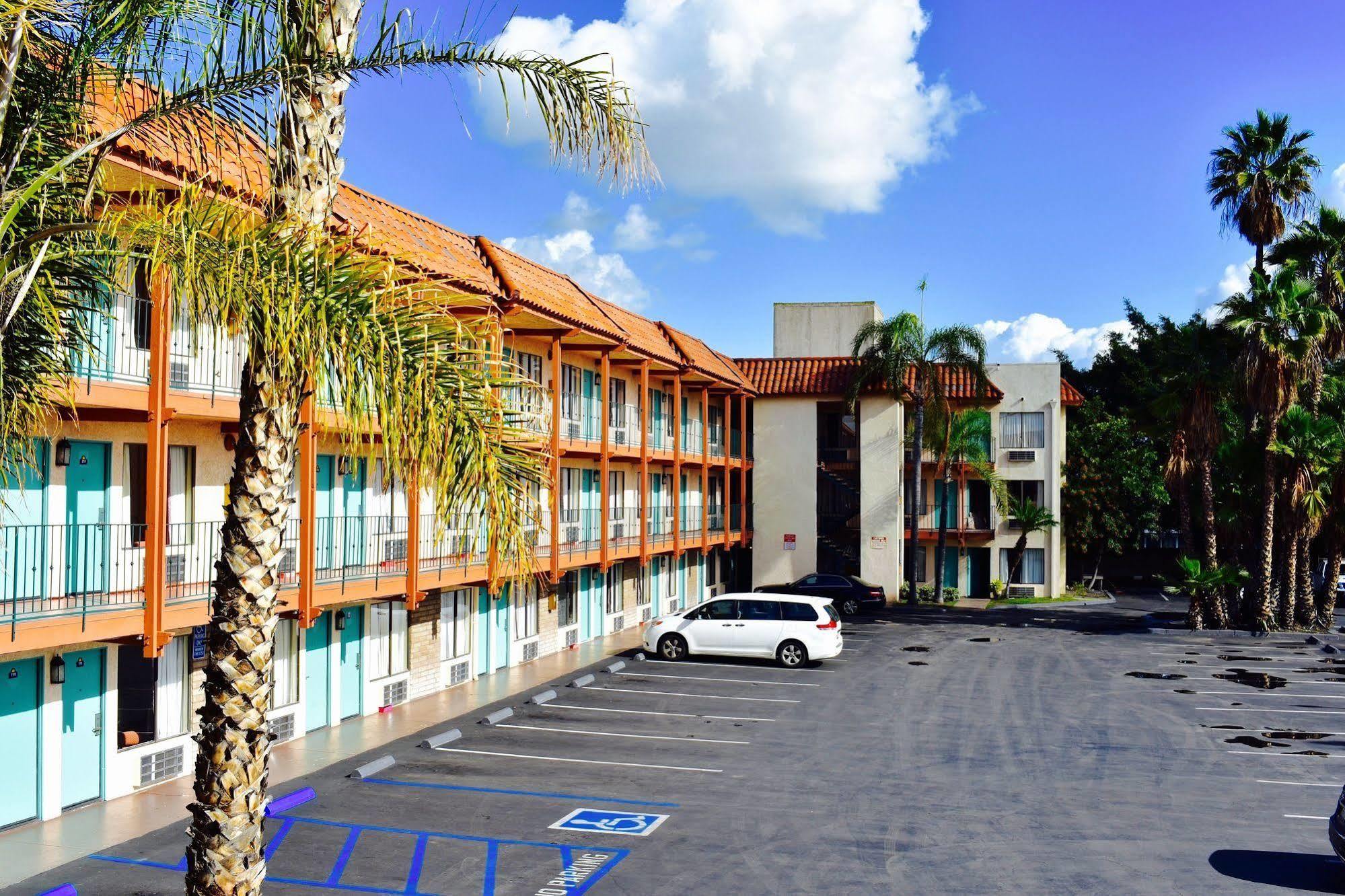 Days Inn By Wyndham Anaheim Near The Park Exterior photo